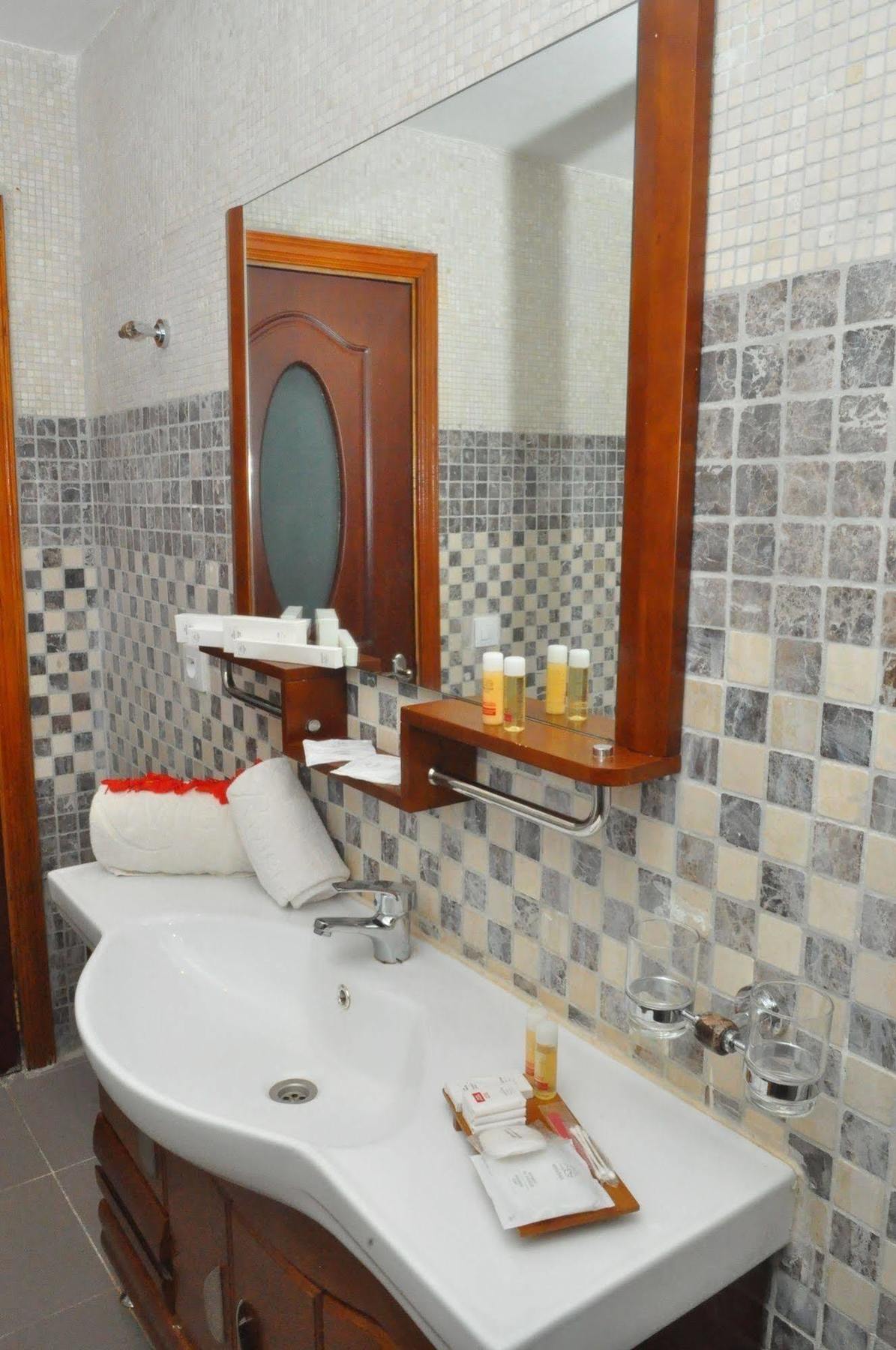 Riviera Royal Hotel Conakry Luaran gambar
